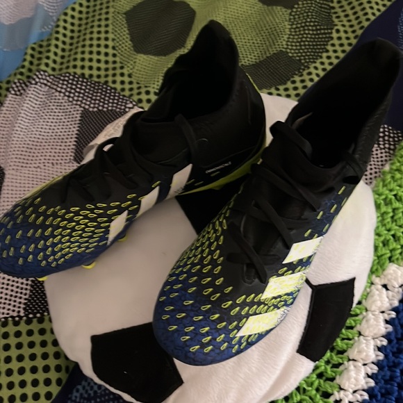 BOYS ADIDAS SOCCER CLEATS…..SIZE 2 - Picture 5 of 7